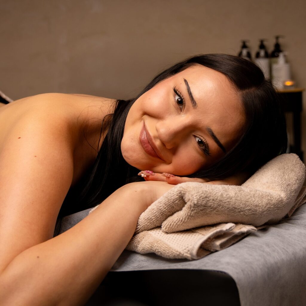 Zrelaksowana klientka w salonie MOA